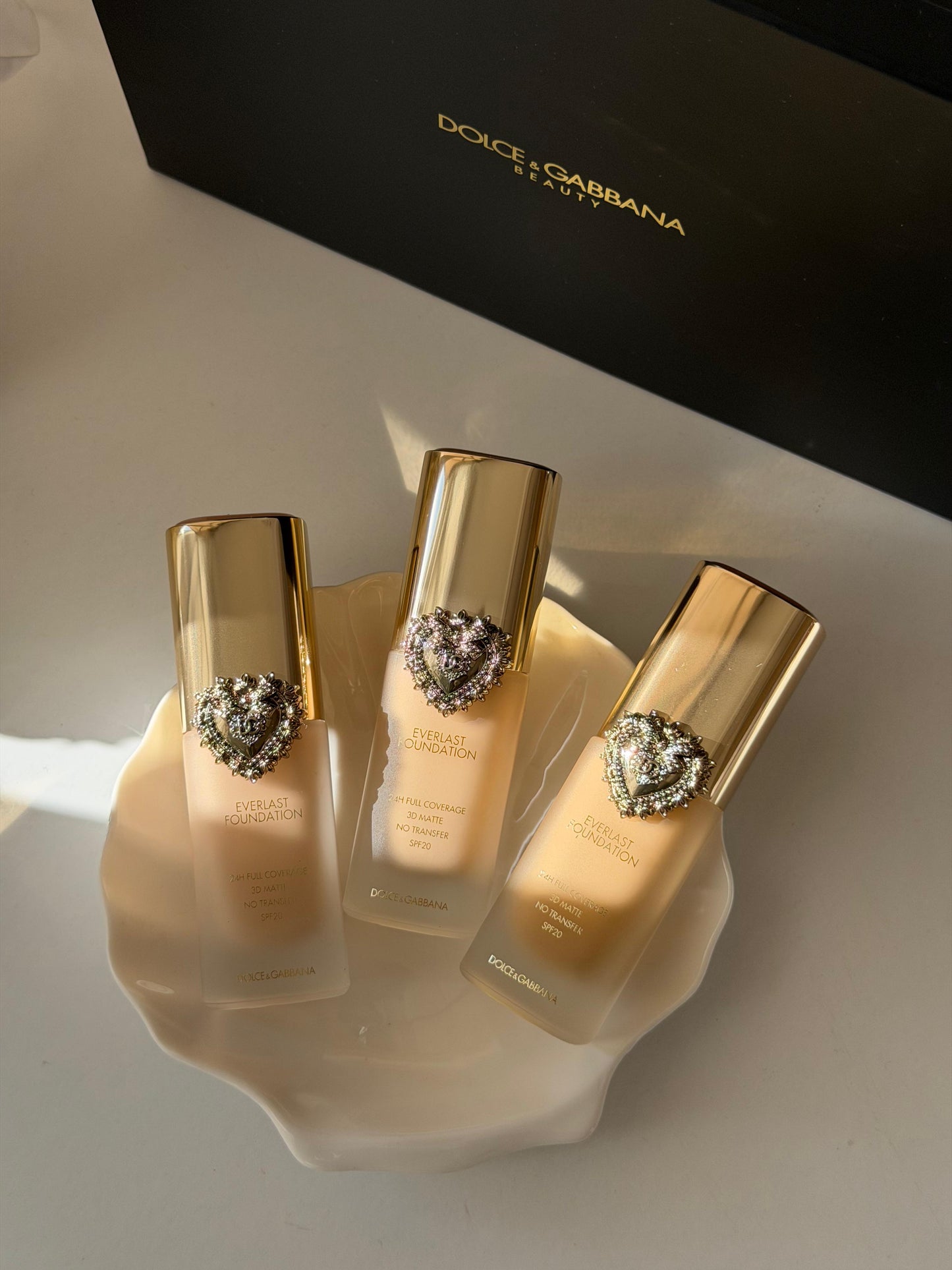 DOLCE&GABBANA Everlast Foundation (05N)
24H Full Coverage, 3D Matte, No Transfer SPF20