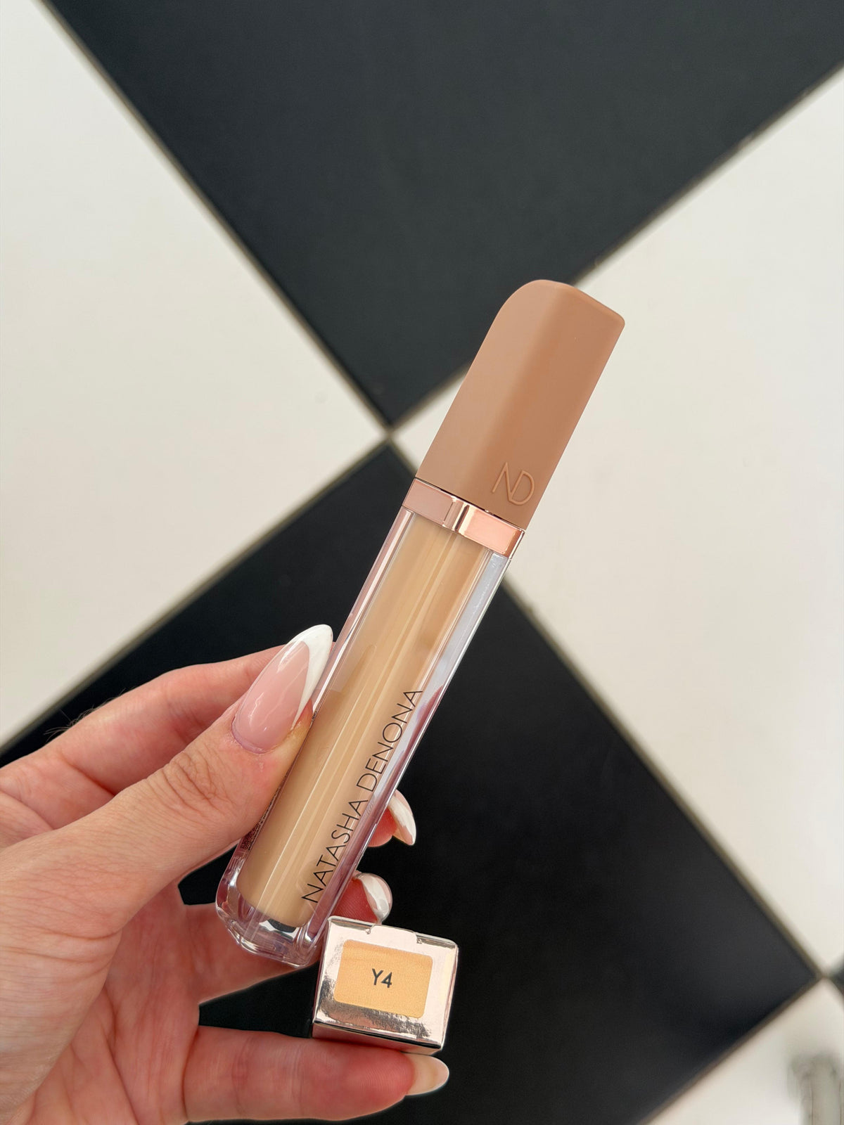 NATASHA DENONA Hy-Glam
Brightening & Hydrating Crease-Proof Serum Concealer (Y4)