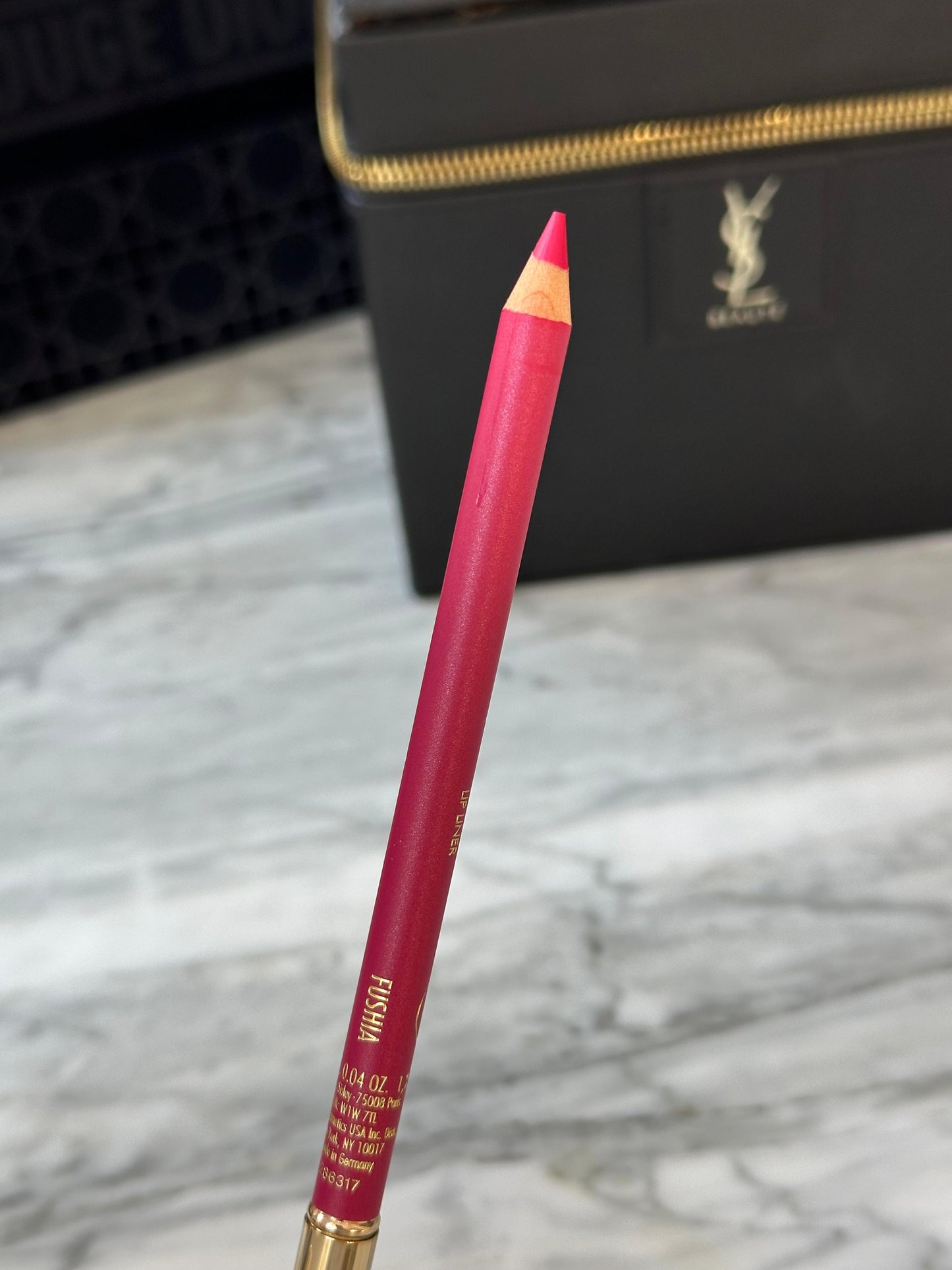 SISLEY Lip Liner - Fushia
Phyto-Lèvres Perfect - A Firm, Gentle, Easy-Glide Precise Pencil