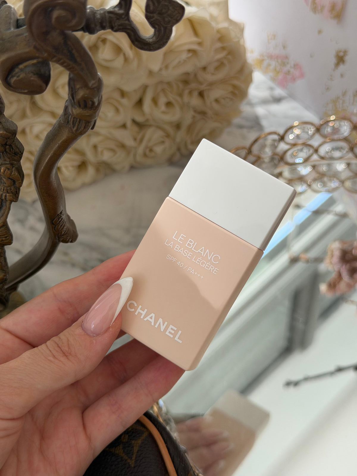 CHANEL Le Blanc La Base 
Correcting Brightening Makeup Base SPF40 - Rosée