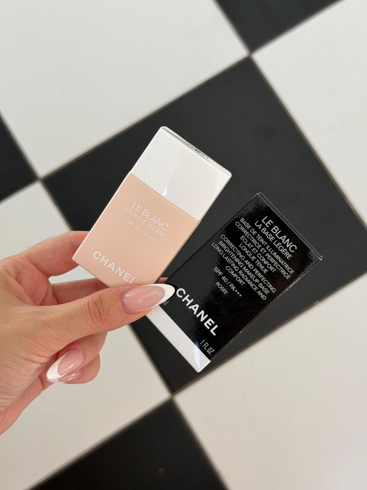 CHANEL Le Blanc La Base 
Correcting Brightening Makeup Base SPF40 - Rosée