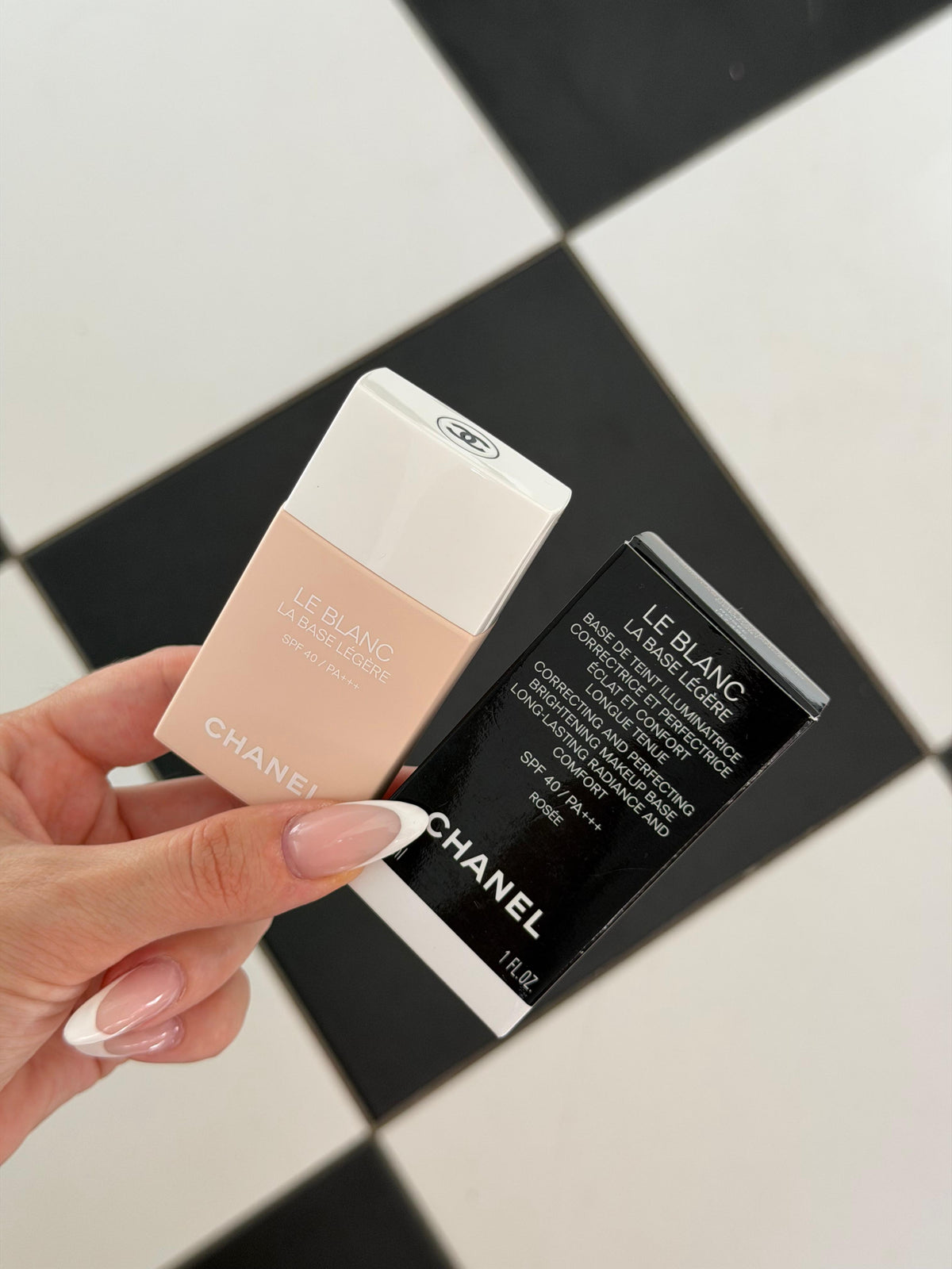 CHANEL Le Blanc La Base 
Correcting Brightening Makeup Base SPF40 - Rosée
