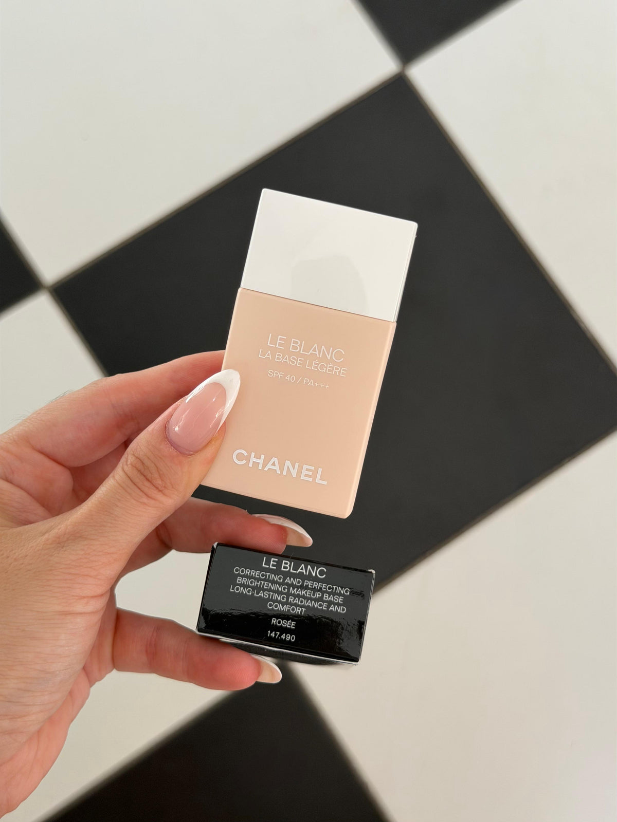 CHANEL Le Blanc La Base 
Correcting Brightening Makeup Base SPF40 - Rosée
