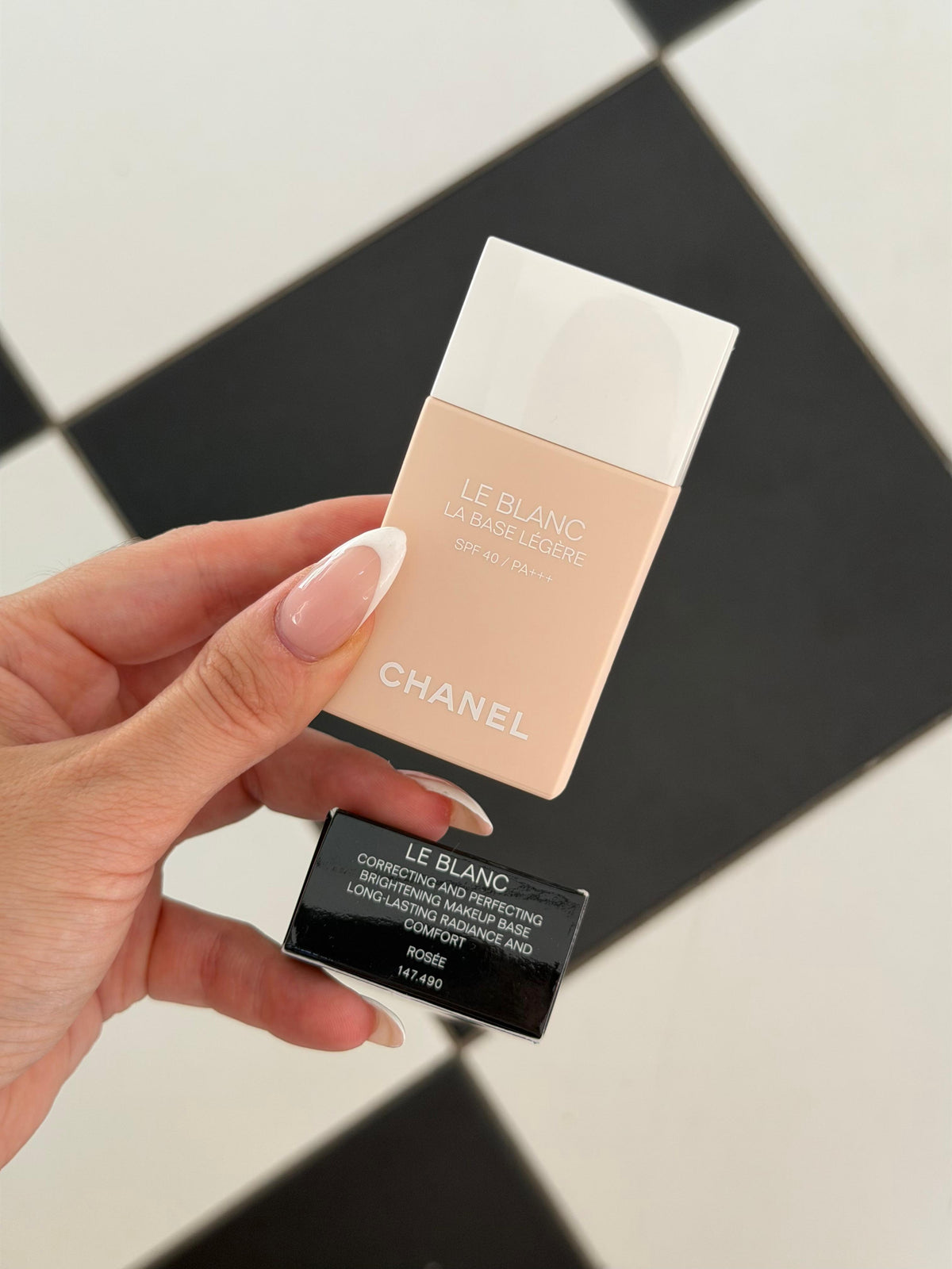 CHANEL Le Blanc La Base 
Correcting Brightening Makeup Base SPF40 - Rosée