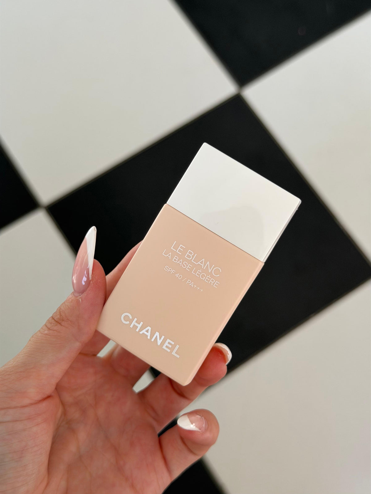 CHANEL Le Blanc La Base 
Correcting Brightening Makeup Base SPF40 - Rosée