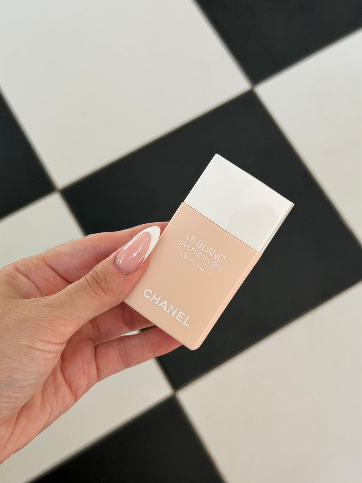 CHANEL Le Blanc La Base 
Correcting Brightening Makeup Base SPF40 - Rosée