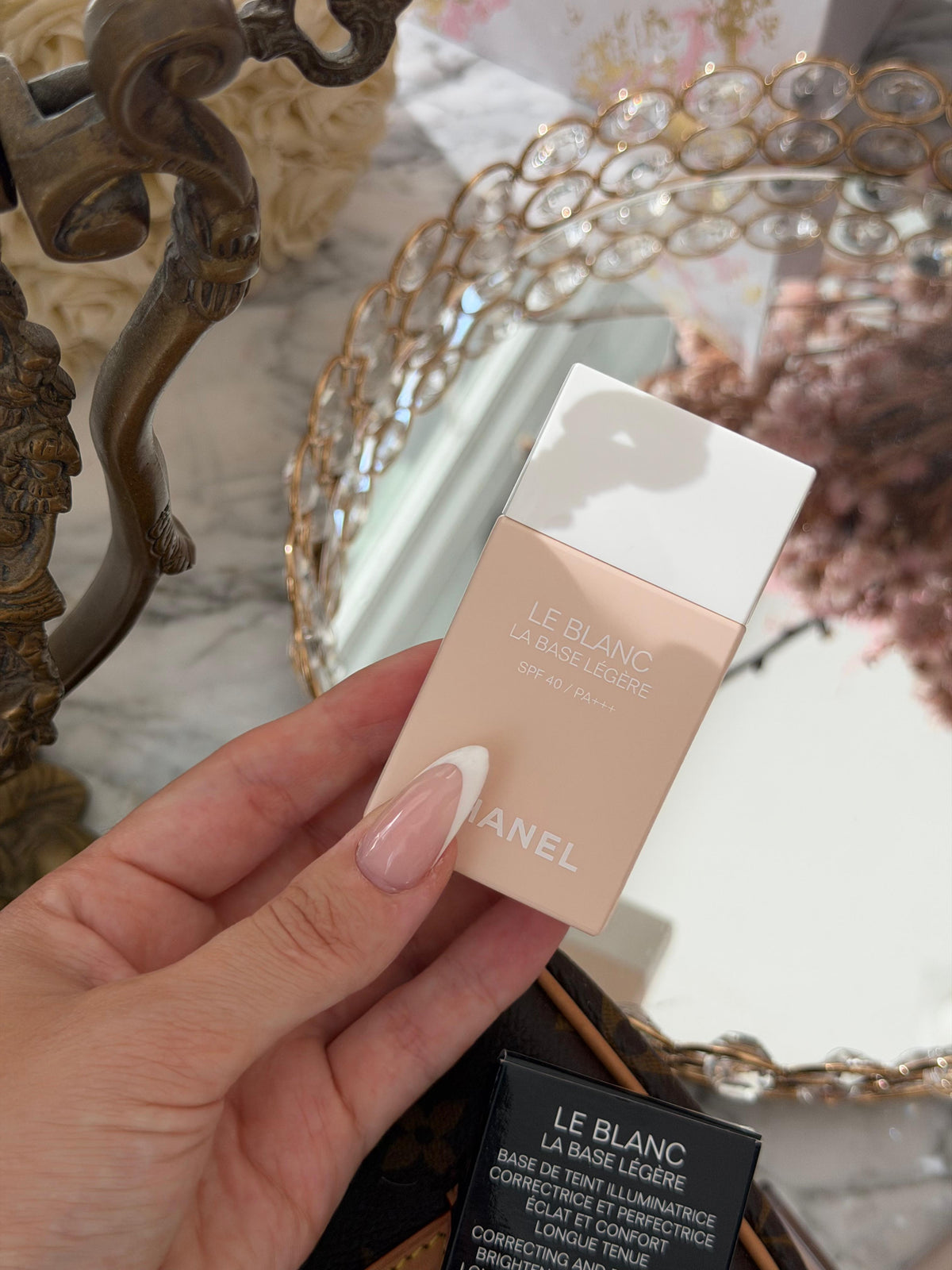CHANEL Le Blanc La Base 
Correcting Brightening Makeup Base SPF40 - Rosée