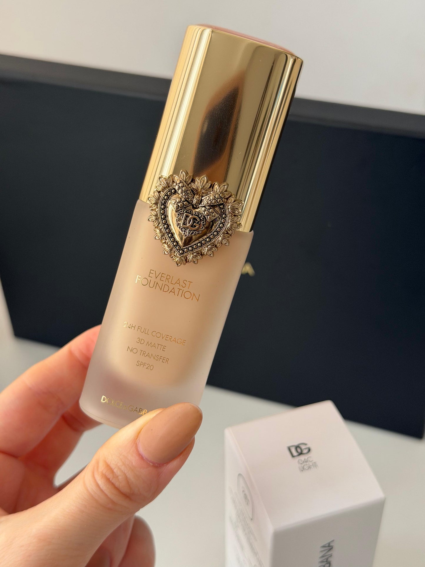 DOLCE&GABBANA Everlast Foundation (04C)
24H Full Coverage, 3D Matte, No Transfer SPF20