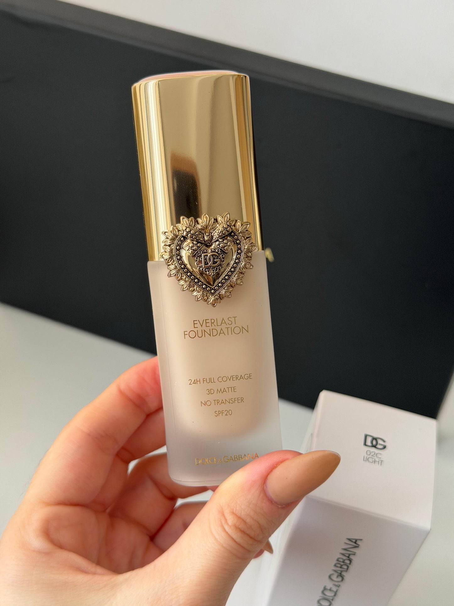 DOLCE&GABBANA Everlast Foundation (02C)
24H Full Coverage, 3D Matte, No Transfer SPF20