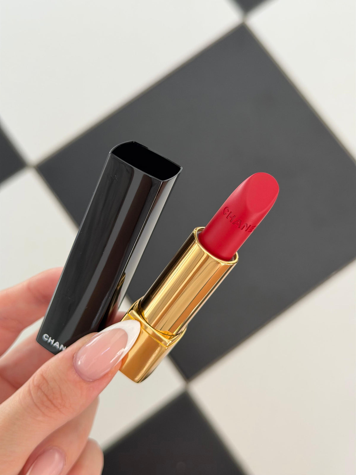 CHANEL Rouge Allure Velvet (56)
Luminous Matte Lipstick