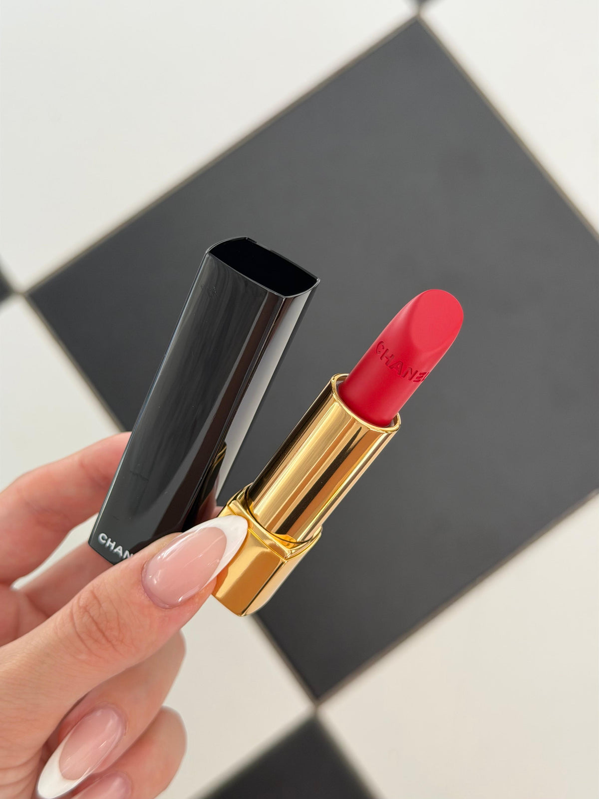 CHANEL Rouge Allure Velvet (56)
Luminous Matte Lipstick