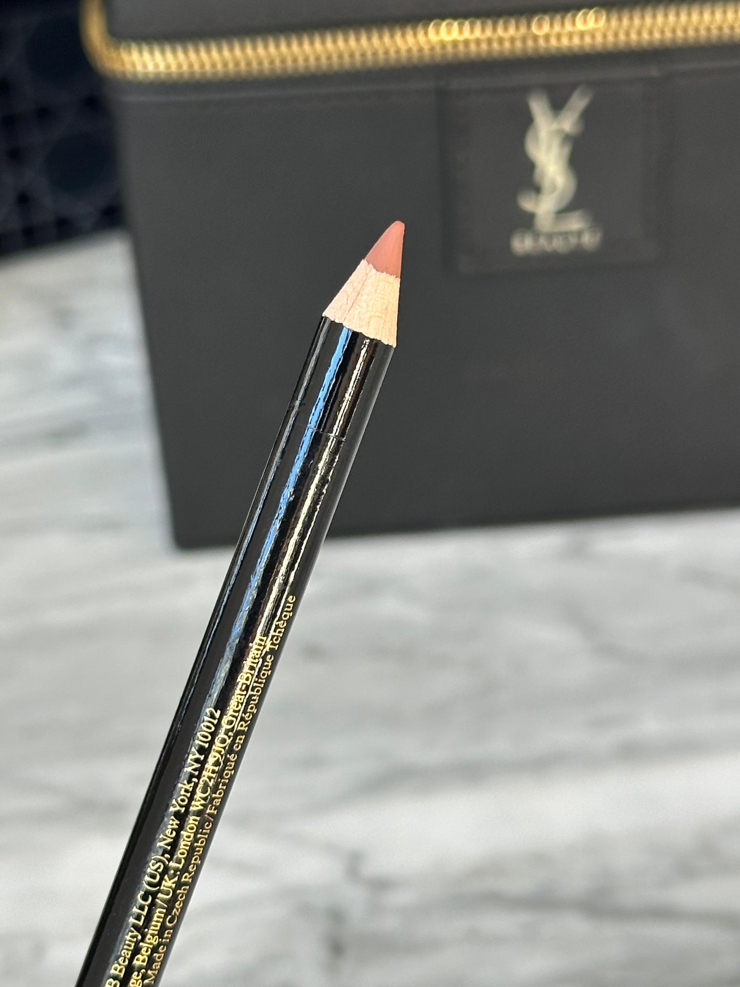 VICTORIA BECKHAM
Lip Definer (02)
Precision Lip Pencil