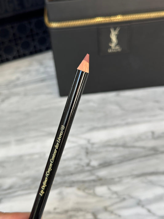 VICTORIA BECKHAM
Lip Definer (03)
Precision Lip Pencil
