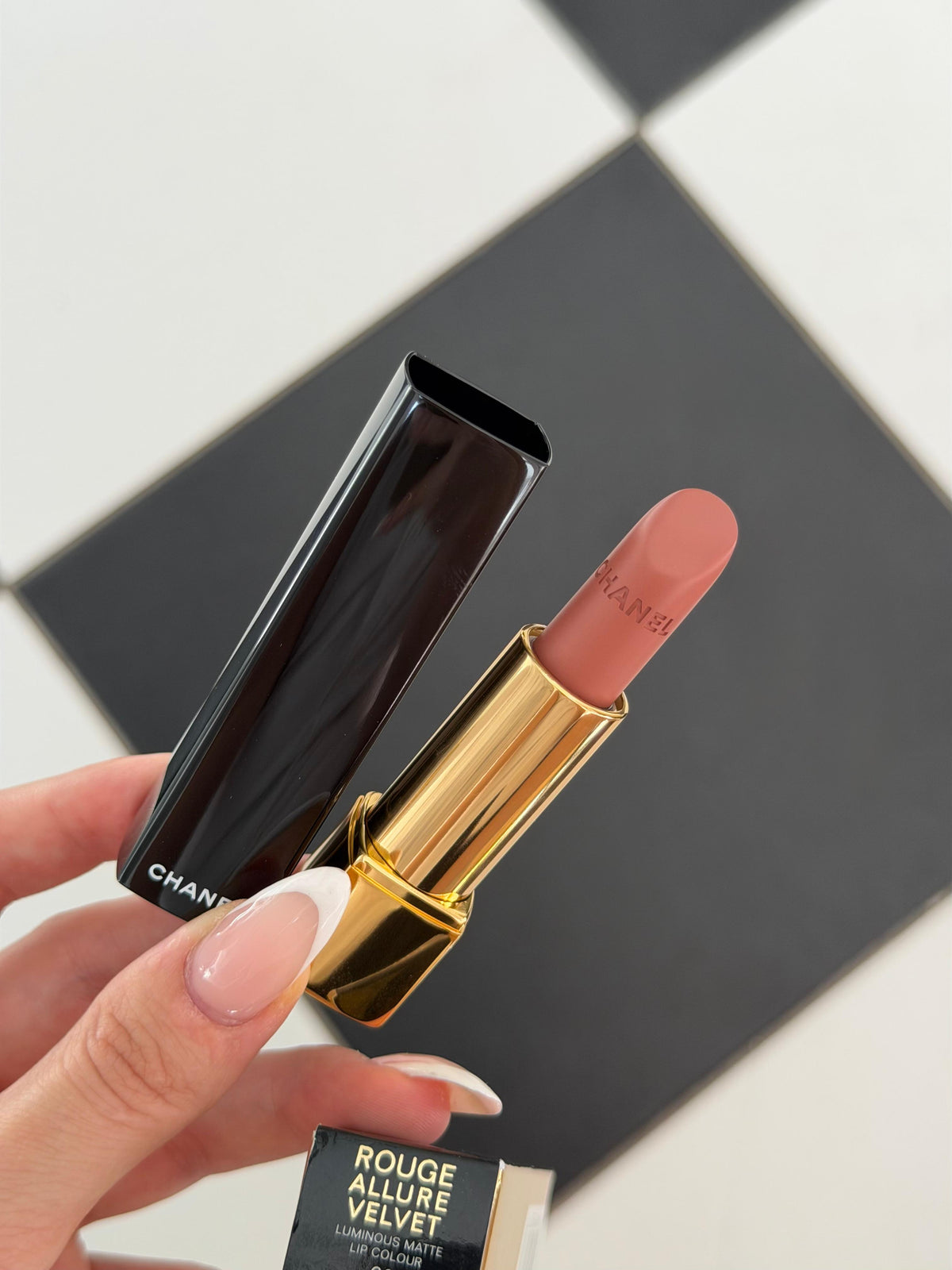CHANEL Rouge Allure Velvet (60)
Luminous Matte Lipstick