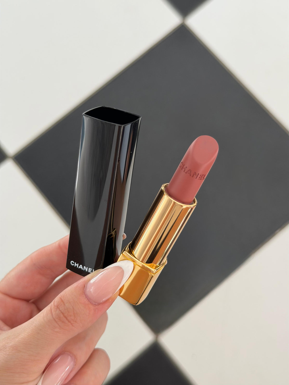 CHANEL Rouge Allure Velvet (62)
Luminous Matte Lipstick