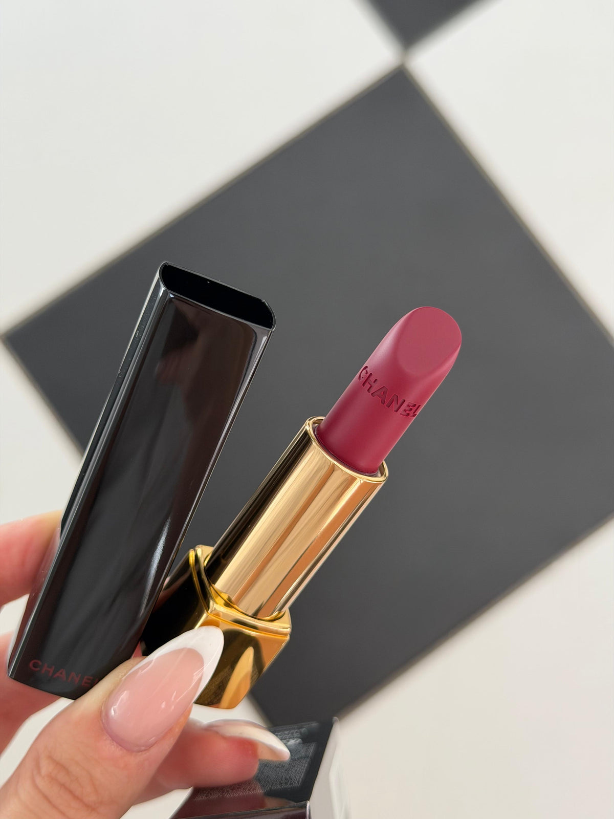 CHANEL Rouge Allure Velvet (367)
Luminous Matte Lipstick