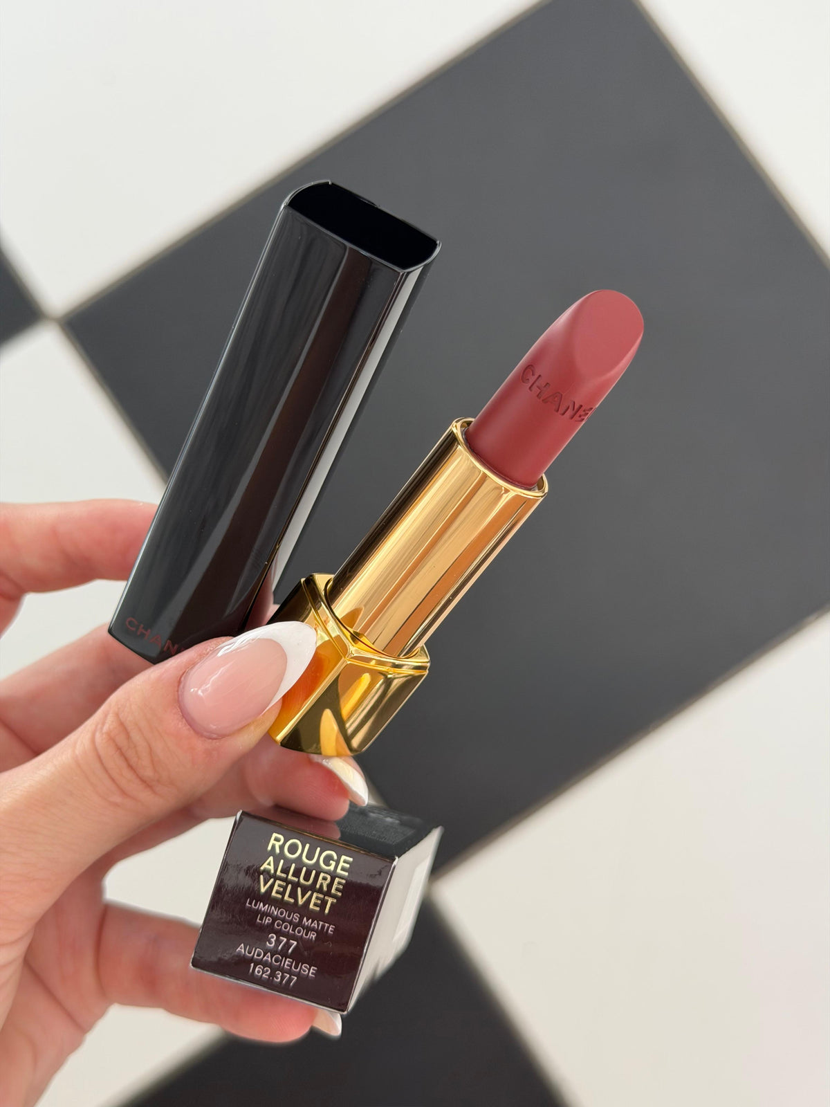CHANEL Rouge Allure Velvet (377)
Luminous Matte Lipstick