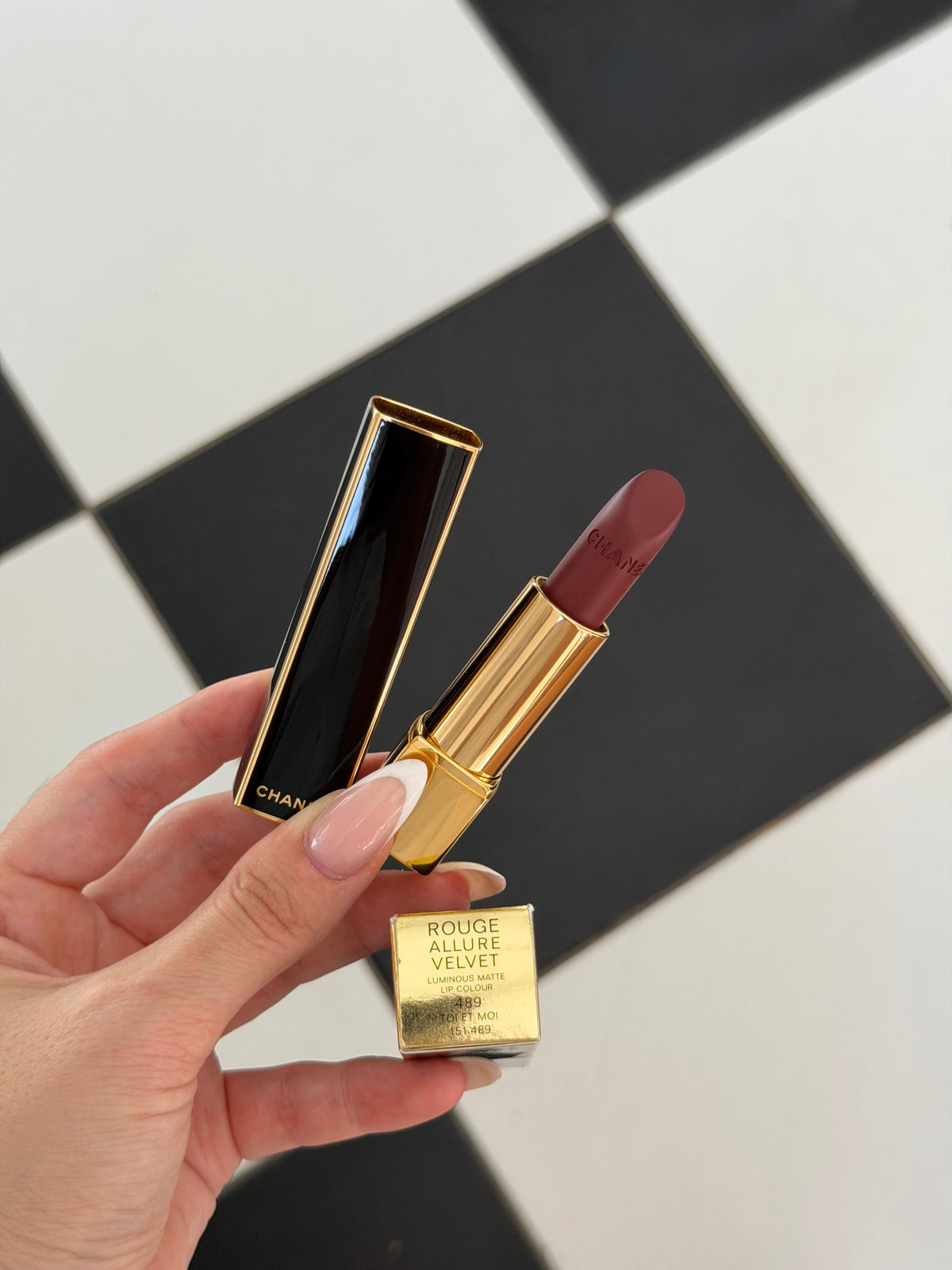 CHANEL Rouge Allure Velvet (489)
Luminous Matte Lipstick - Limited Edition