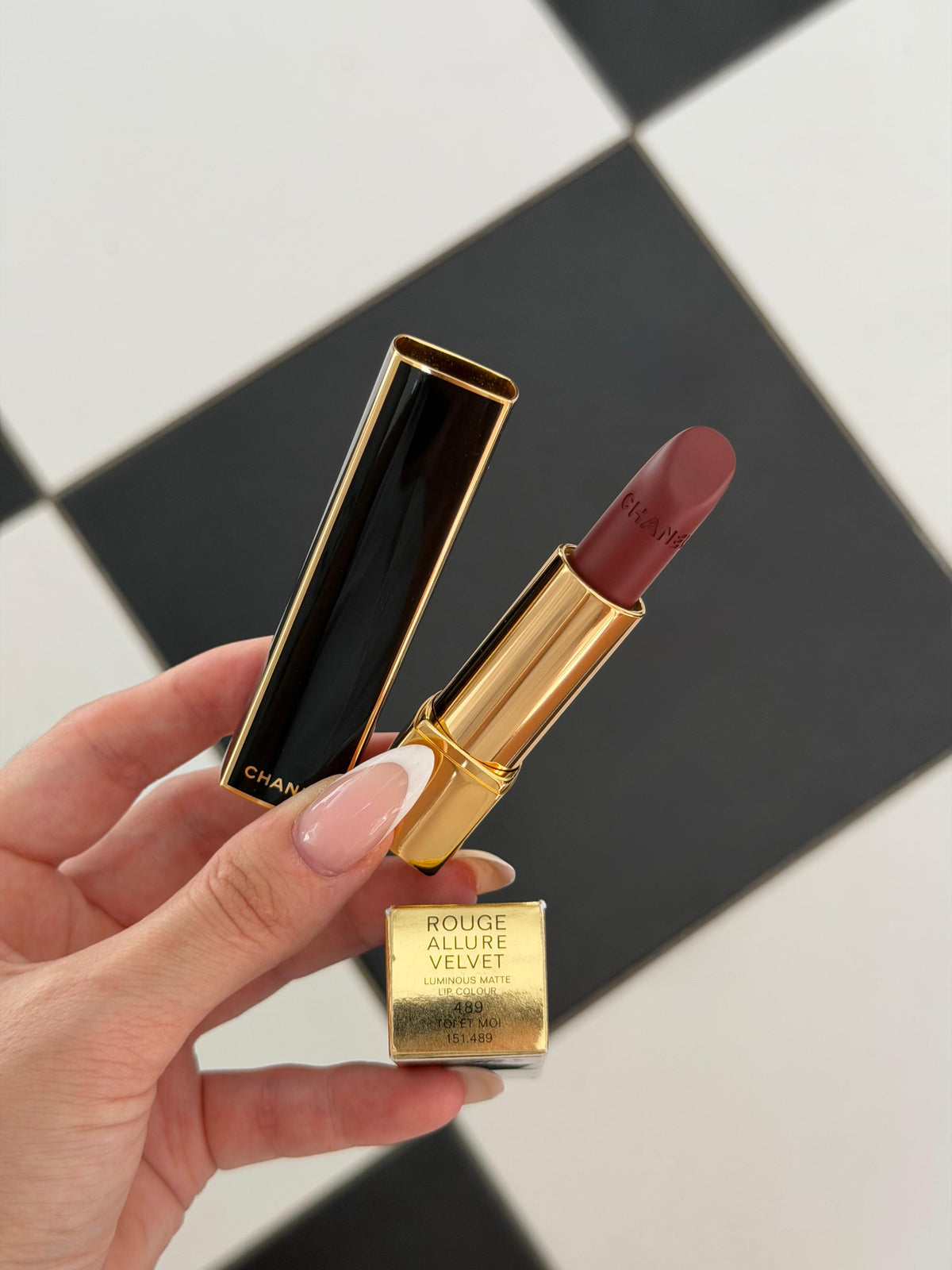CHANEL Rouge Allure Velvet (489)
Luminous Matte Lipstick - Limited Edition