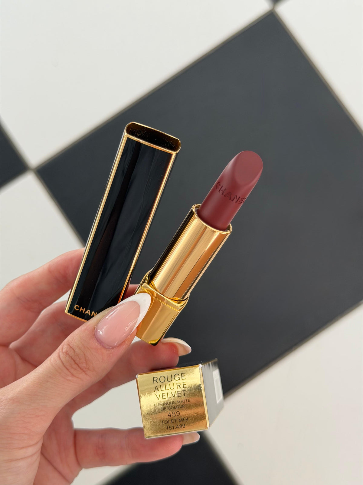 CHANEL Rouge Allure Velvet (489)
Luminous Matte Lipstick - Limited Edition