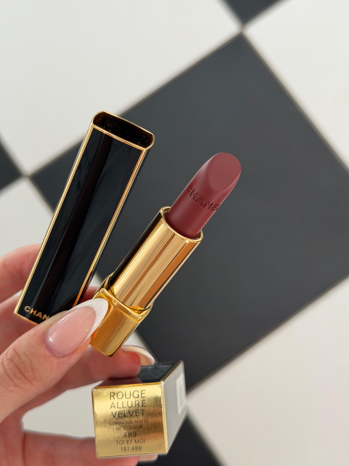 CHANEL Rouge Allure Velvet (489)
Luminous Matte Lipstick - Limited Edition