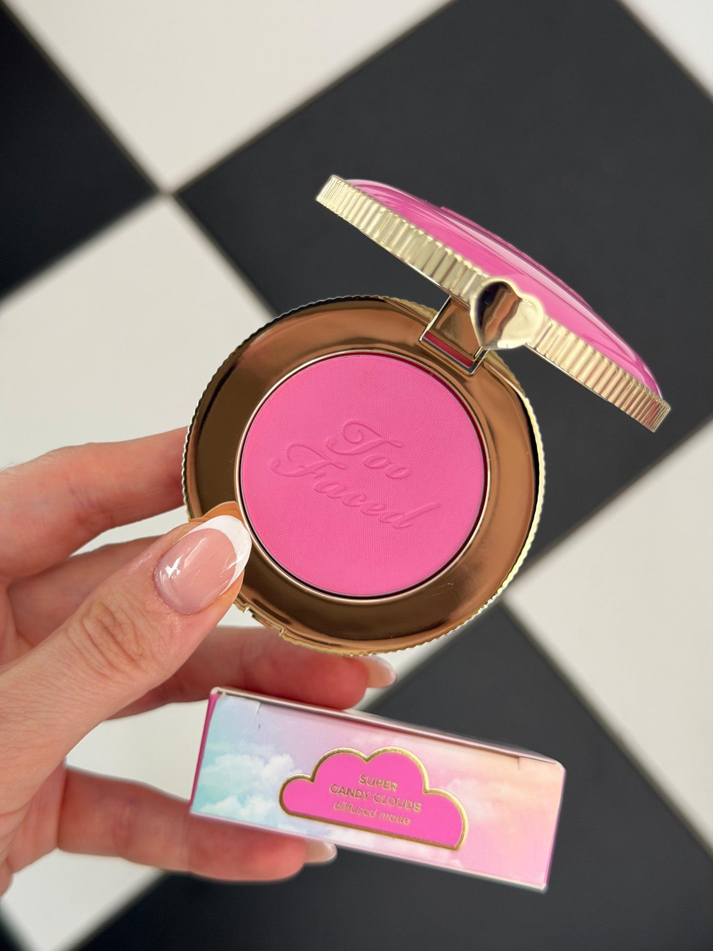 TOO FACED Cloud Crush Blush - Super Candy Clouds
Velvety Second-Skin Powder Formula