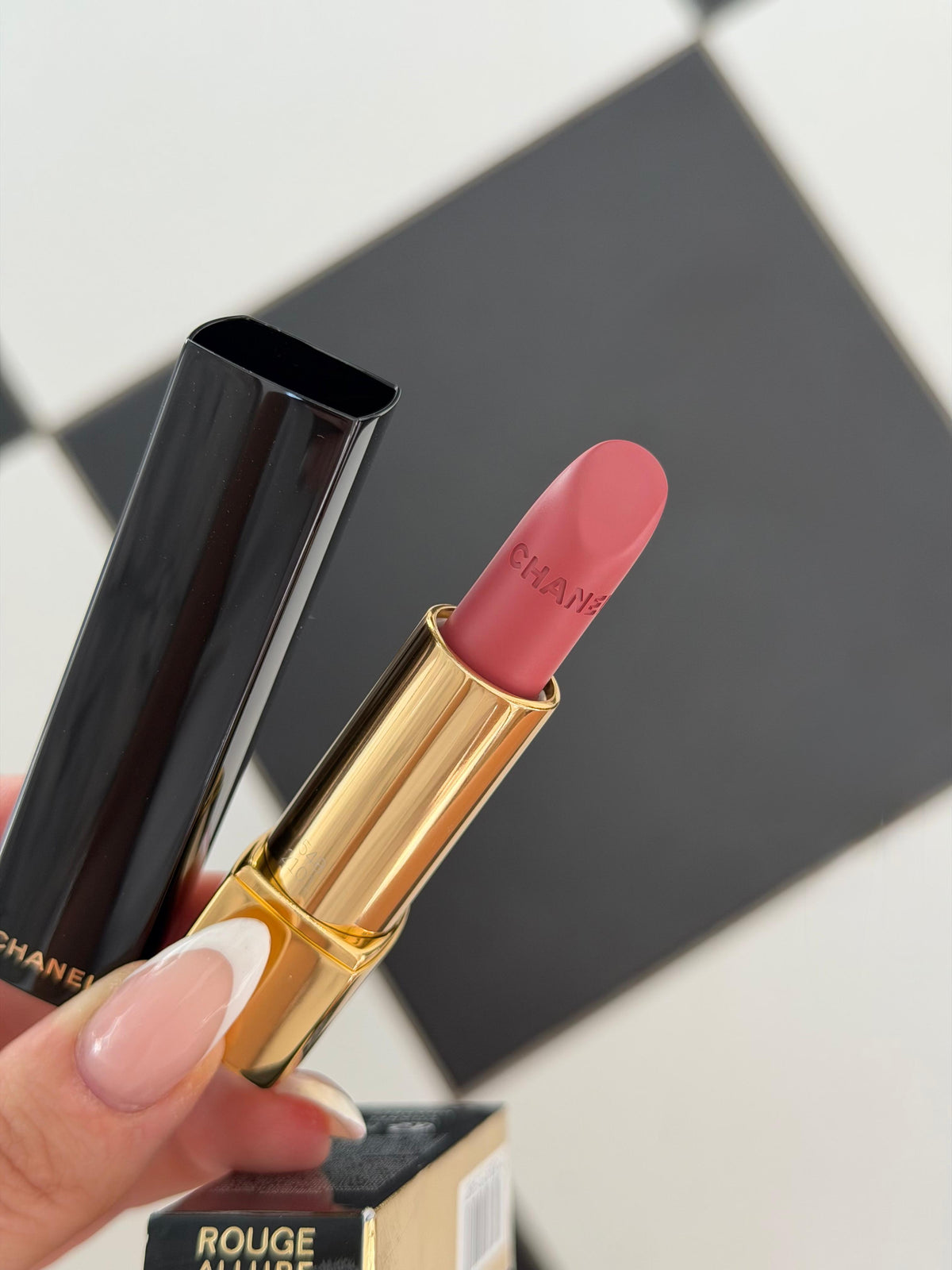 CHANEL Rouge Allure Velvet (548)
Luminous Matte Lipstick