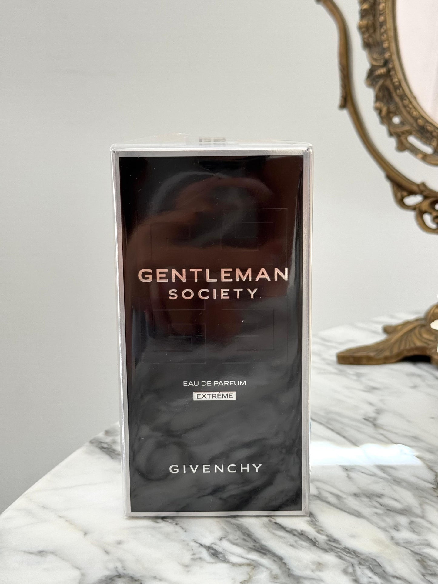 GIVENCHY Gentleman Society Eau De Parfum Extrême
Woody, Floral, Spicy