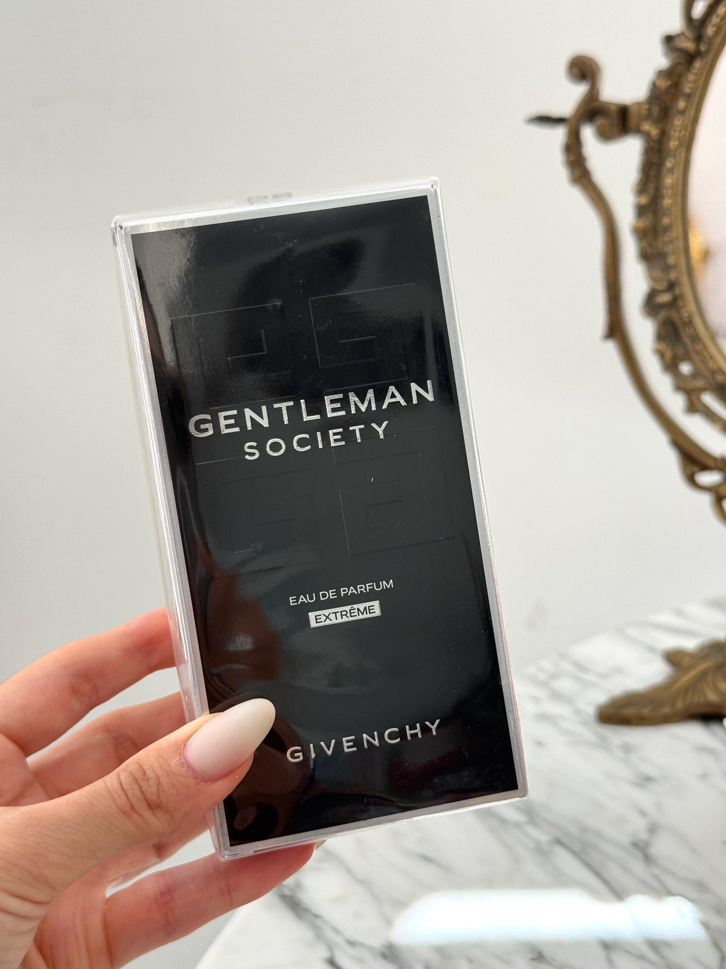 GIVENCHY Gentleman Society Eau De Parfum Extrême
Woody, Floral, Spicy