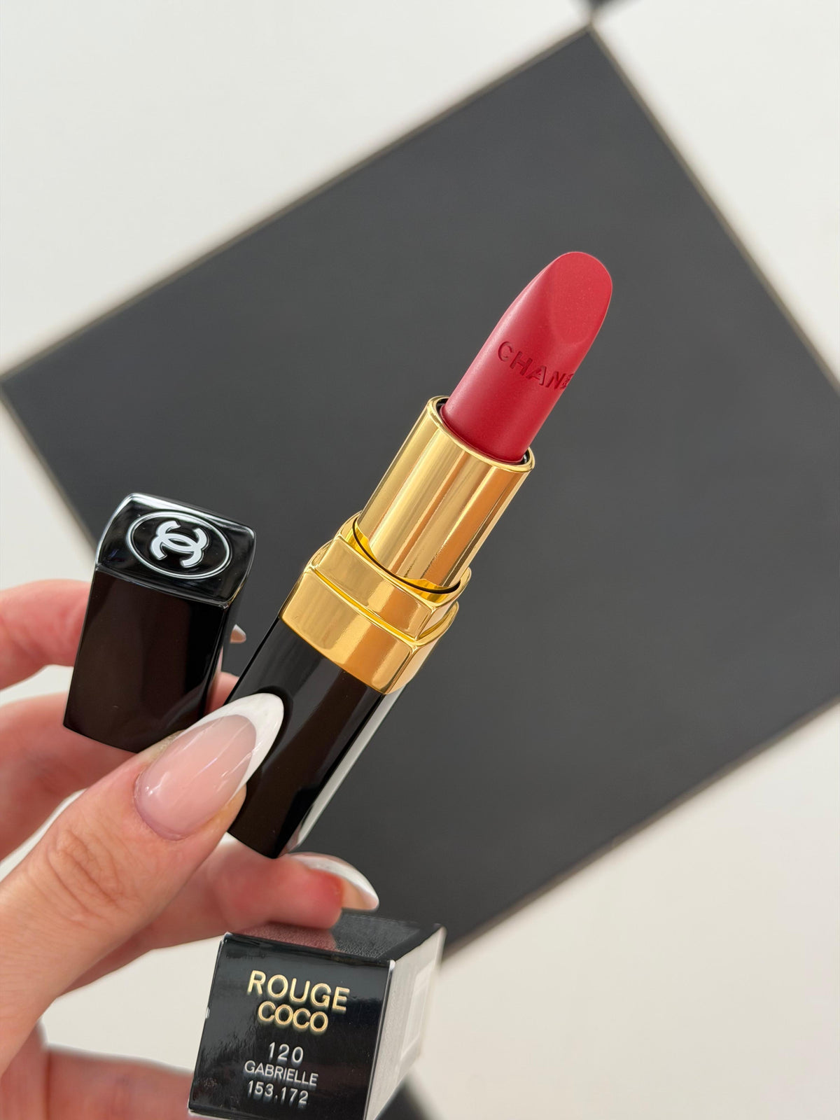 CHANEL Rouge Coco (120)
Ultra Hydrating Lipstick