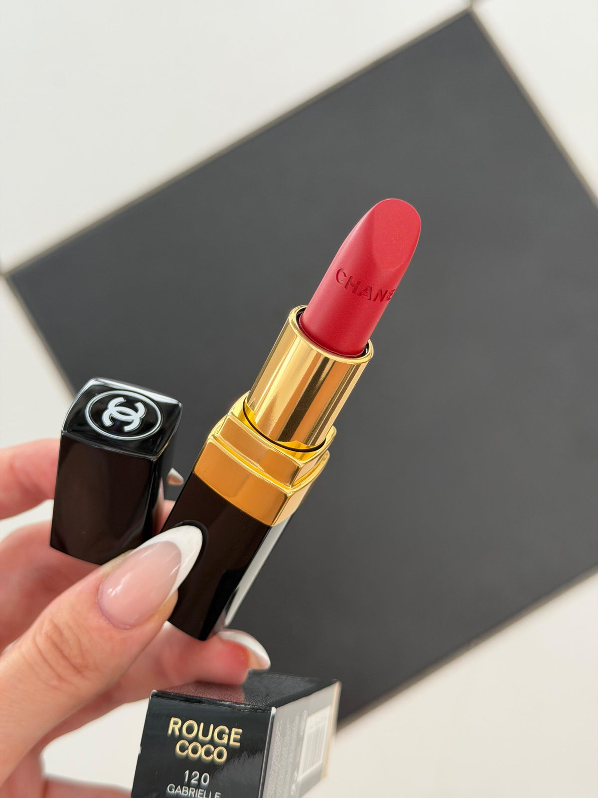 CHANEL Rouge Coco (120)
Ultra Hydrating Lipstick