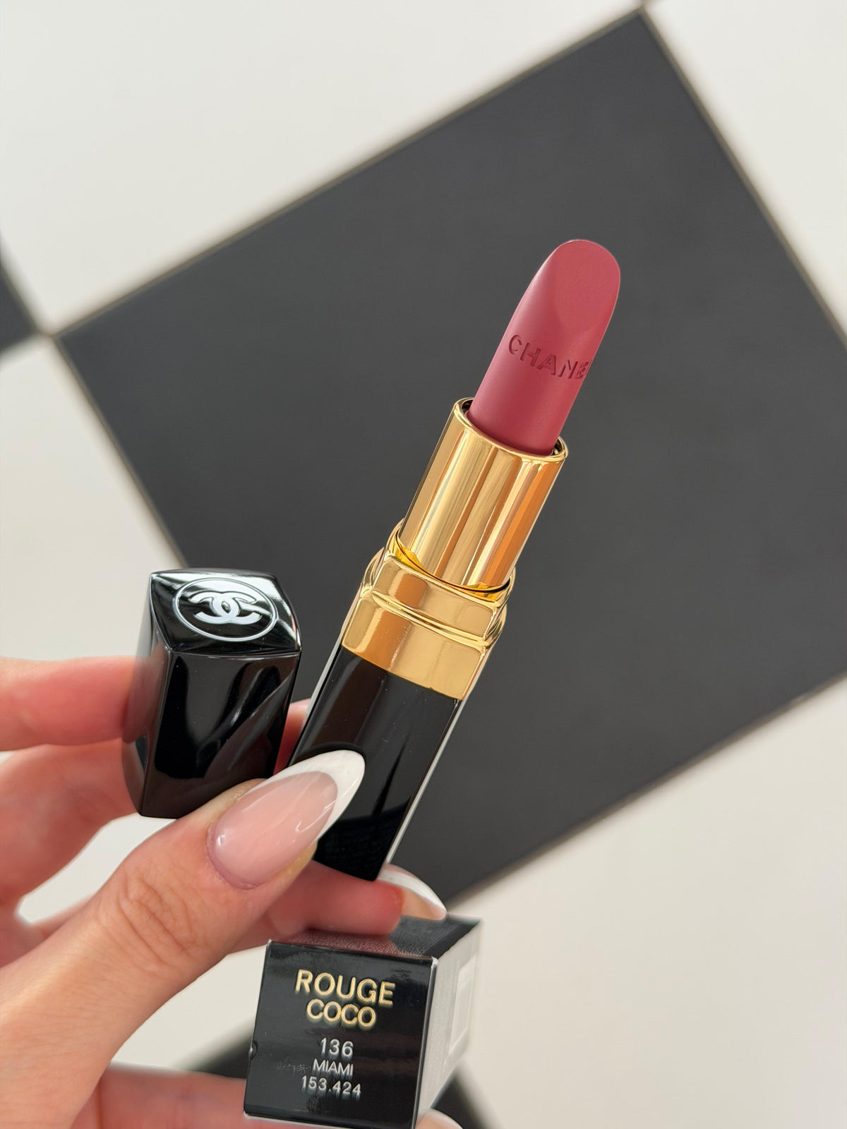 CHANEL Rouge Coco (136)
Ultra Hydrating Lipstick