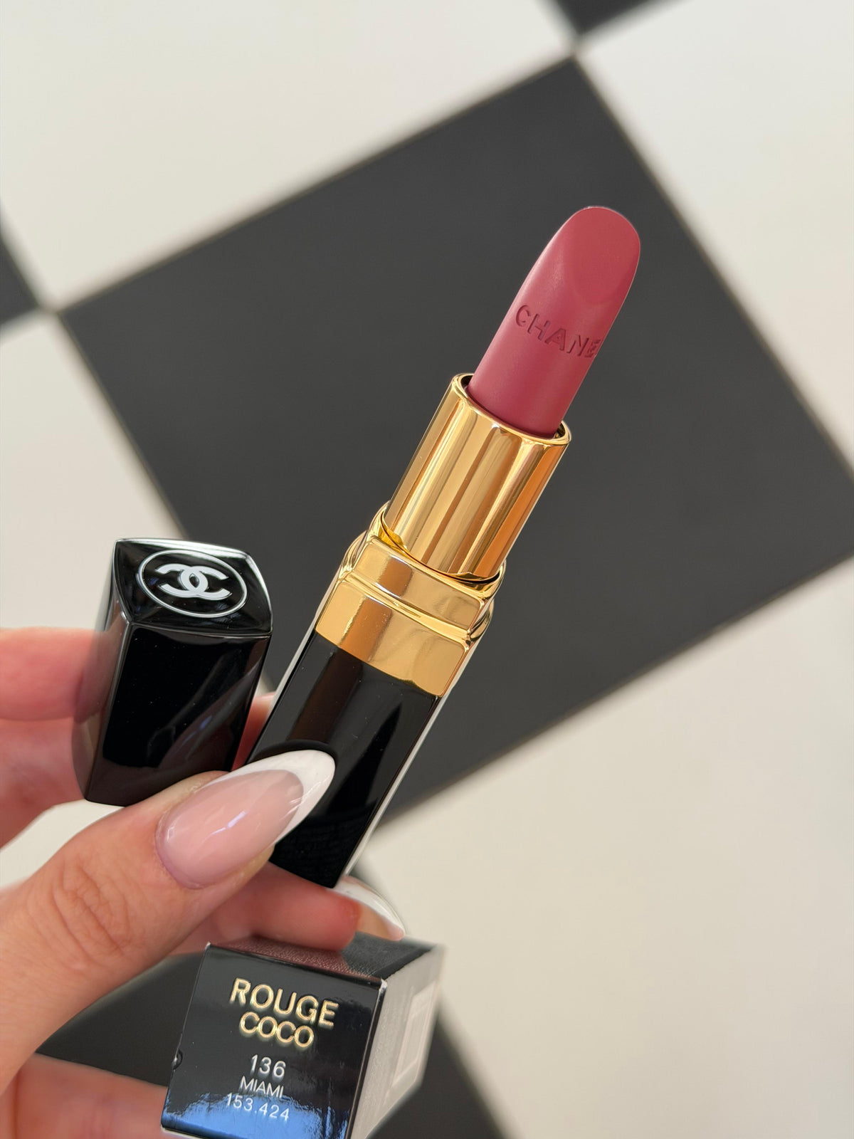 CHANEL Rouge Coco (136)
Ultra Hydrating Lipstick