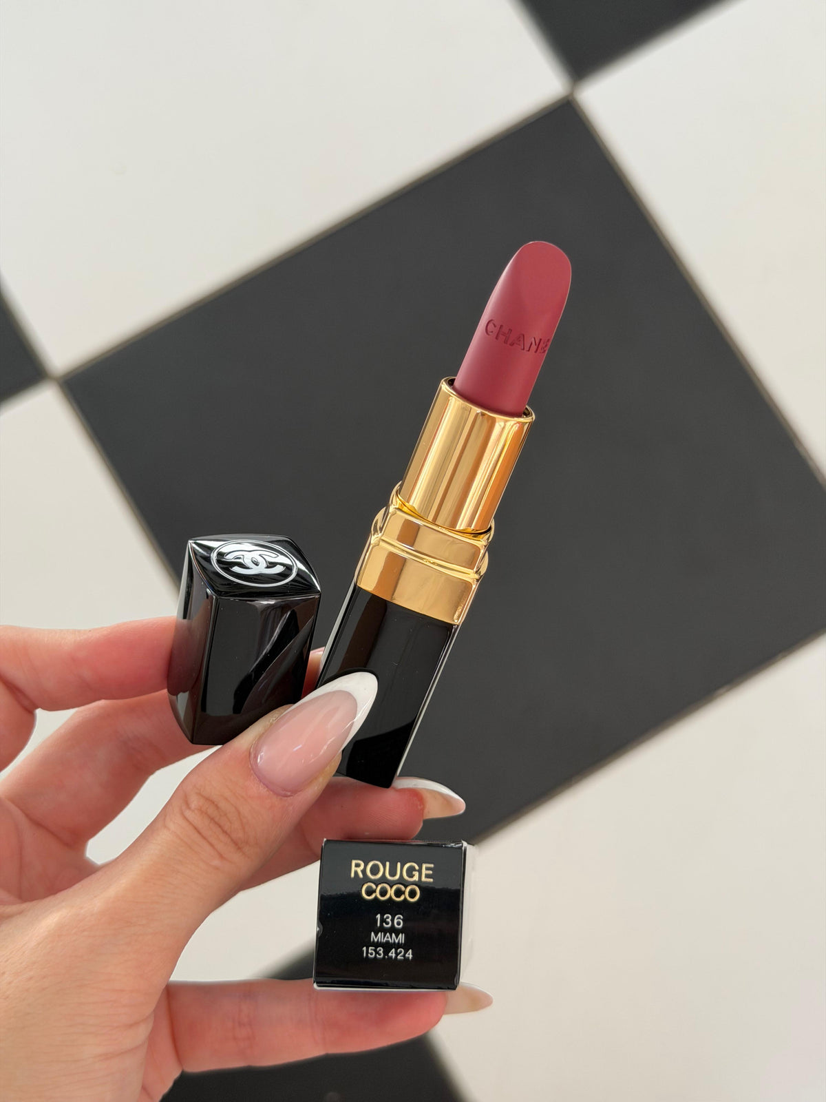 CHANEL Rouge Coco (136)
Ultra Hydrating Lipstick