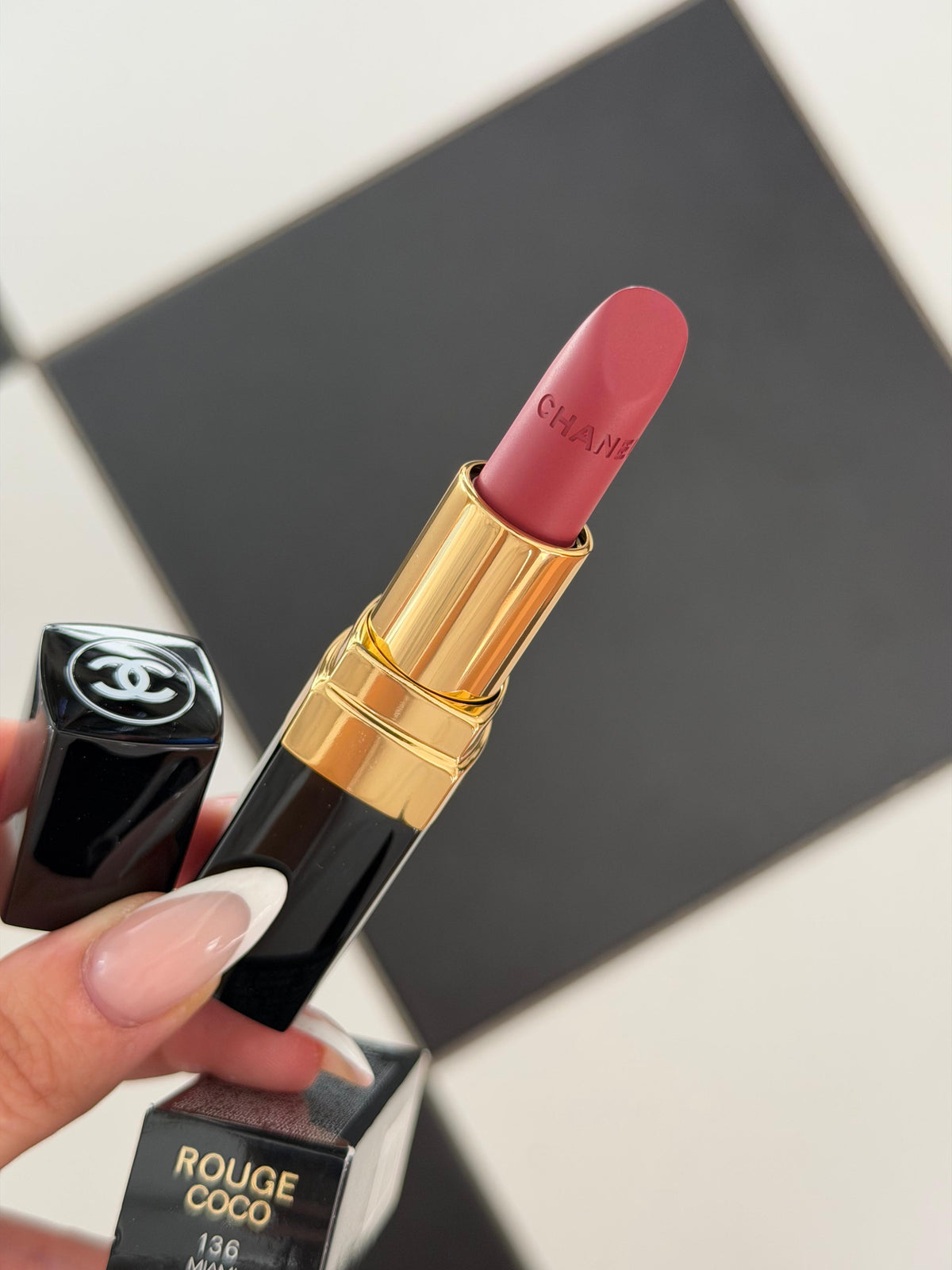 CHANEL Rouge Coco (136)
Ultra Hydrating Lipstick