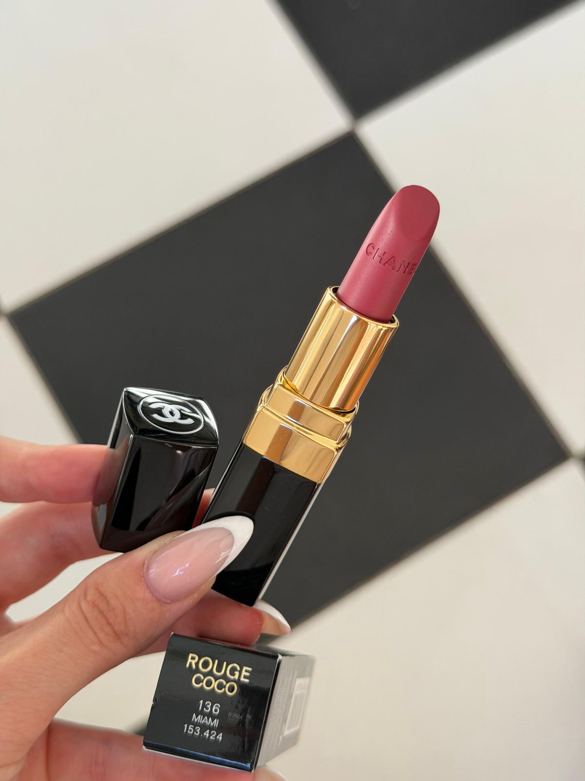 CHANEL Rouge Coco (136)
Ultra Hydrating Lipstick