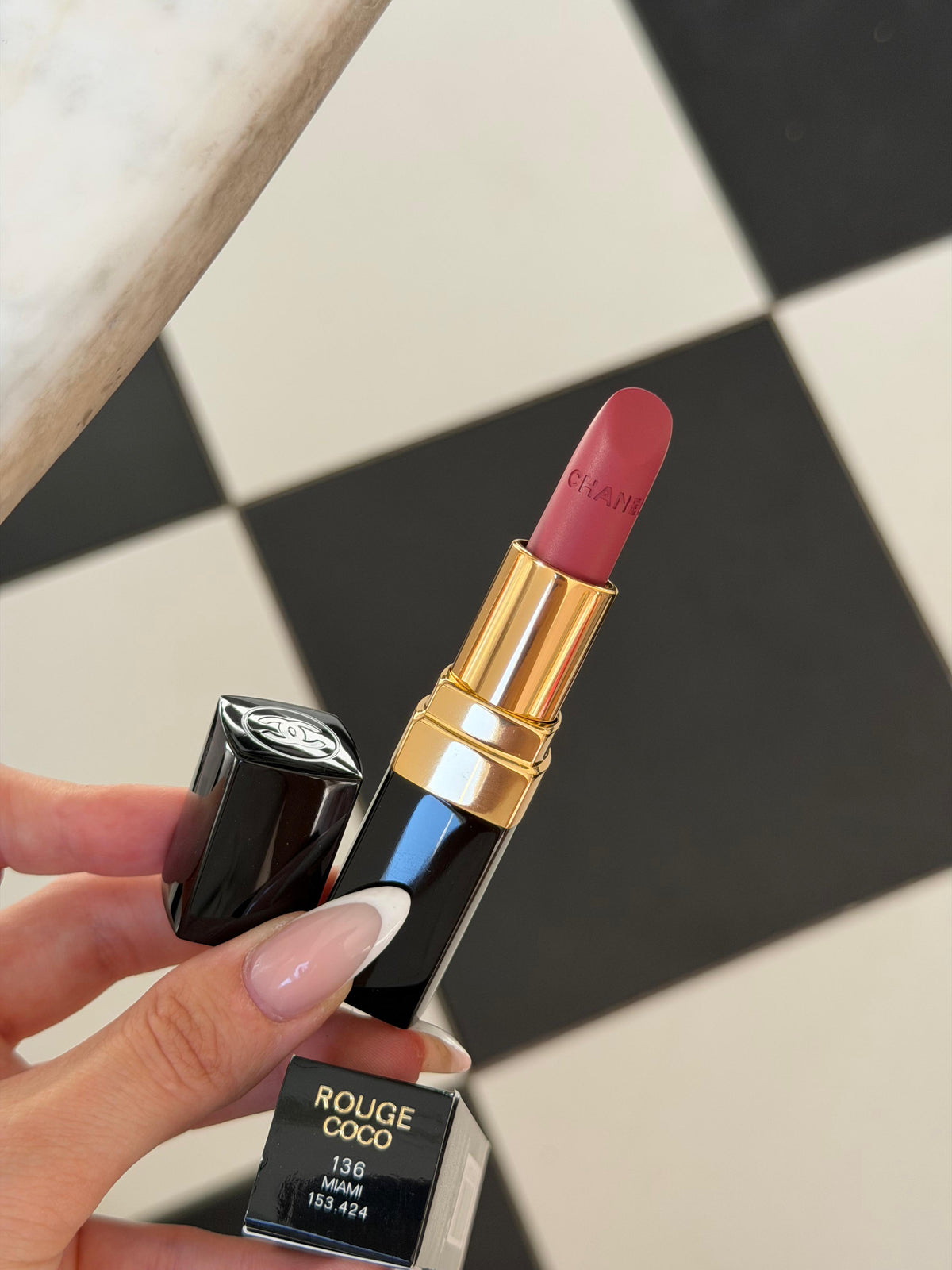 CHANEL Rouge Coco (136)
Ultra Hydrating Lipstick