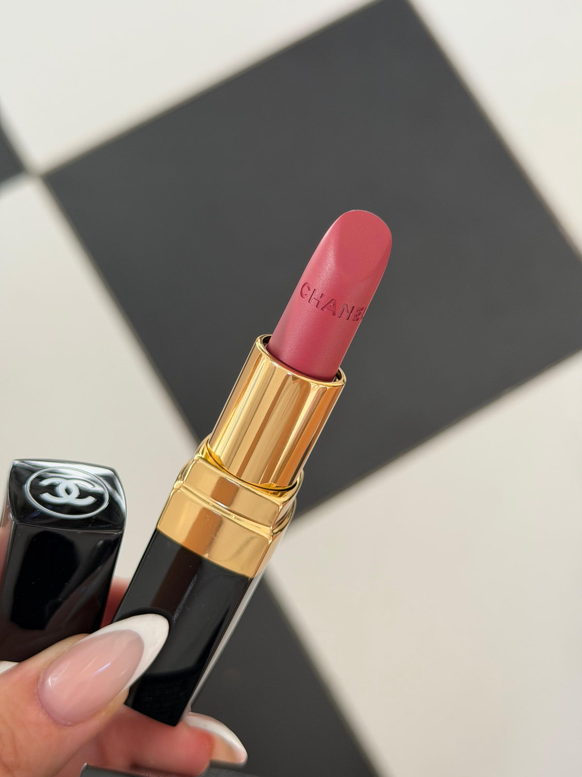 CHANEL Rouge Coco (136)
Ultra Hydrating Lipstick