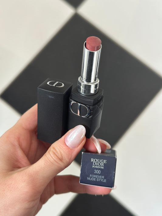 DIOR Rouge Forever (300)
Transfer-Proof Lipstick - Ultra Pigmented Matte Comfort