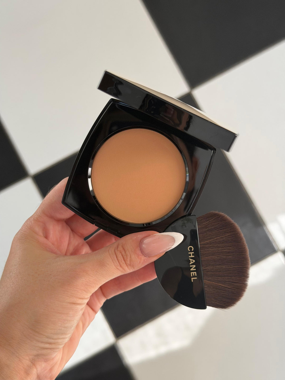 CHANEL Les Beiges
Healthy Glow Sheer Powder (B30)