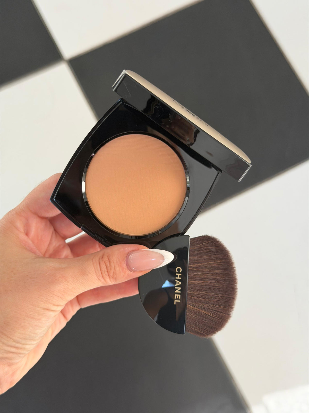 CHANEL Les Beiges
Healthy Glow Sheer Powder (B30)