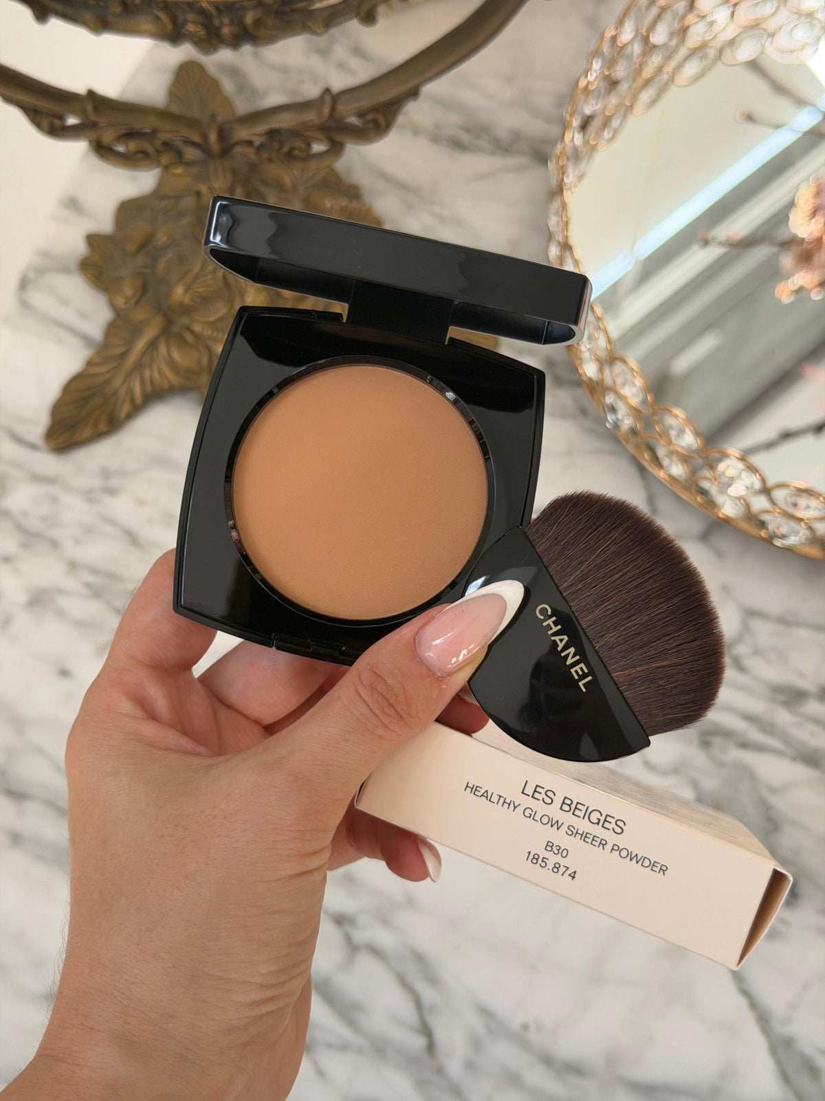 CHANEL Les Beiges
Healthy Glow Sheer Powder (B30)