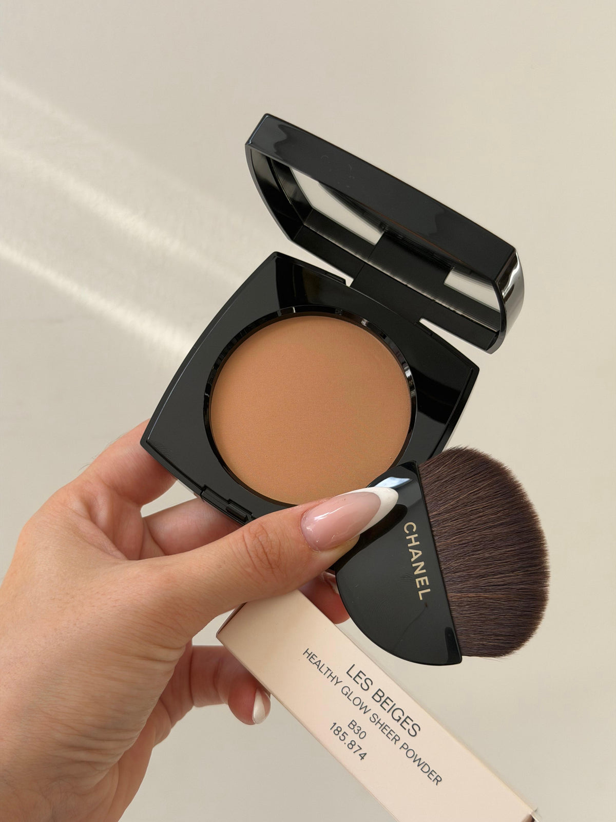 CHANEL Les Beiges
Healthy Glow Sheer Powder (B30)