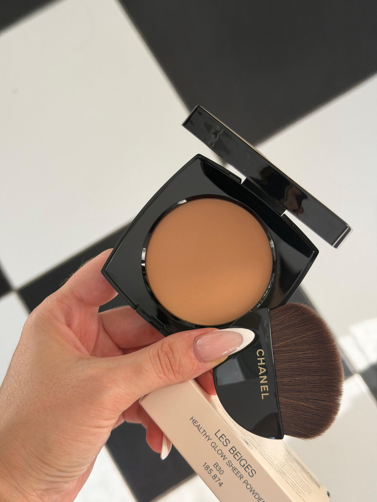 CHANEL Les Beiges
Healthy Glow Sheer Powder (B30)