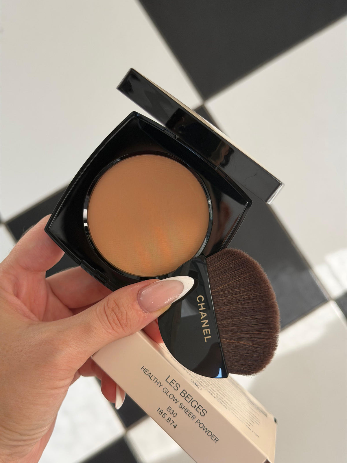 CHANEL Les Beiges
Healthy Glow Sheer Powder (B30)