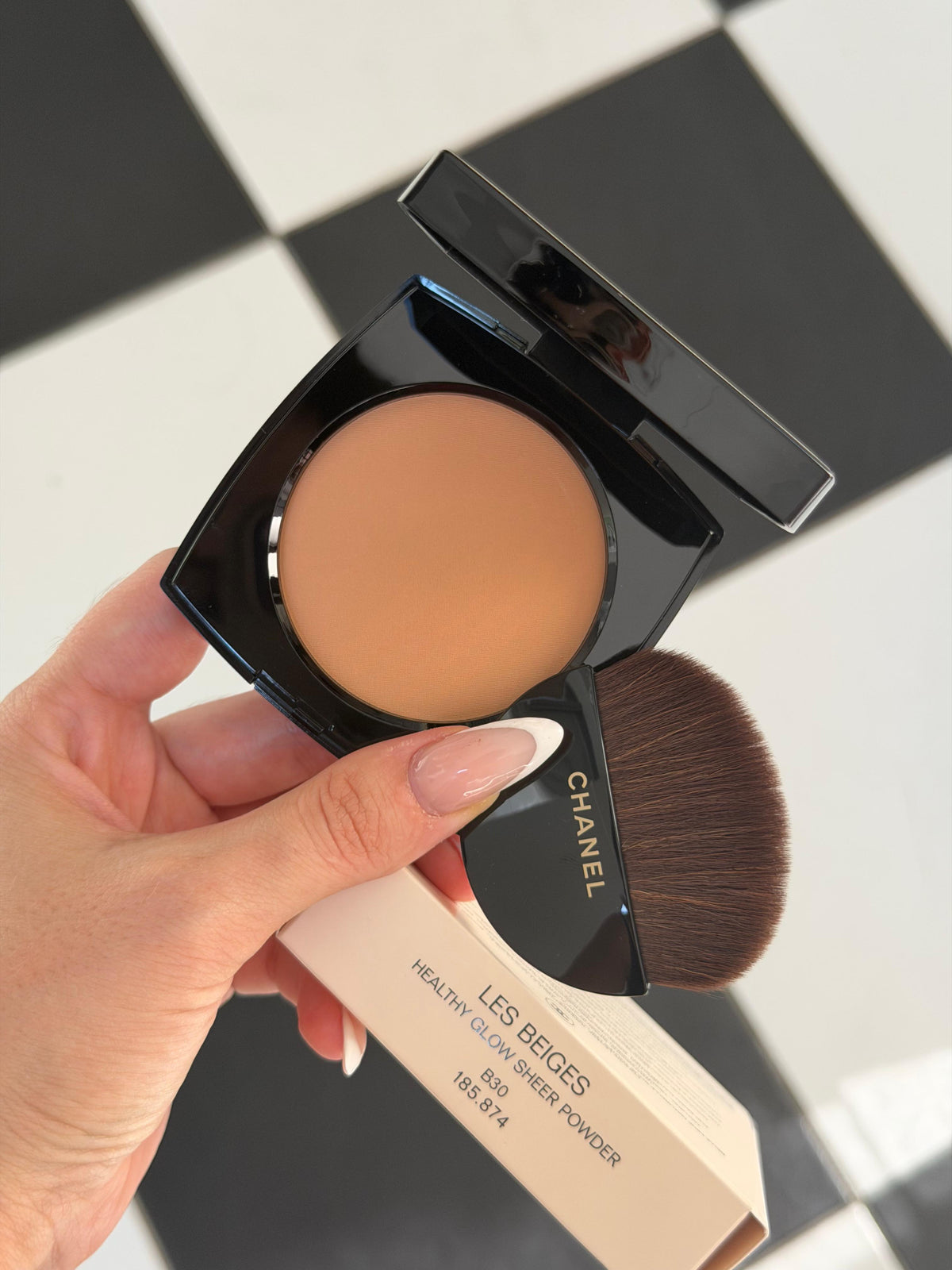 CHANEL Les Beiges
Healthy Glow Sheer Powder (B30)