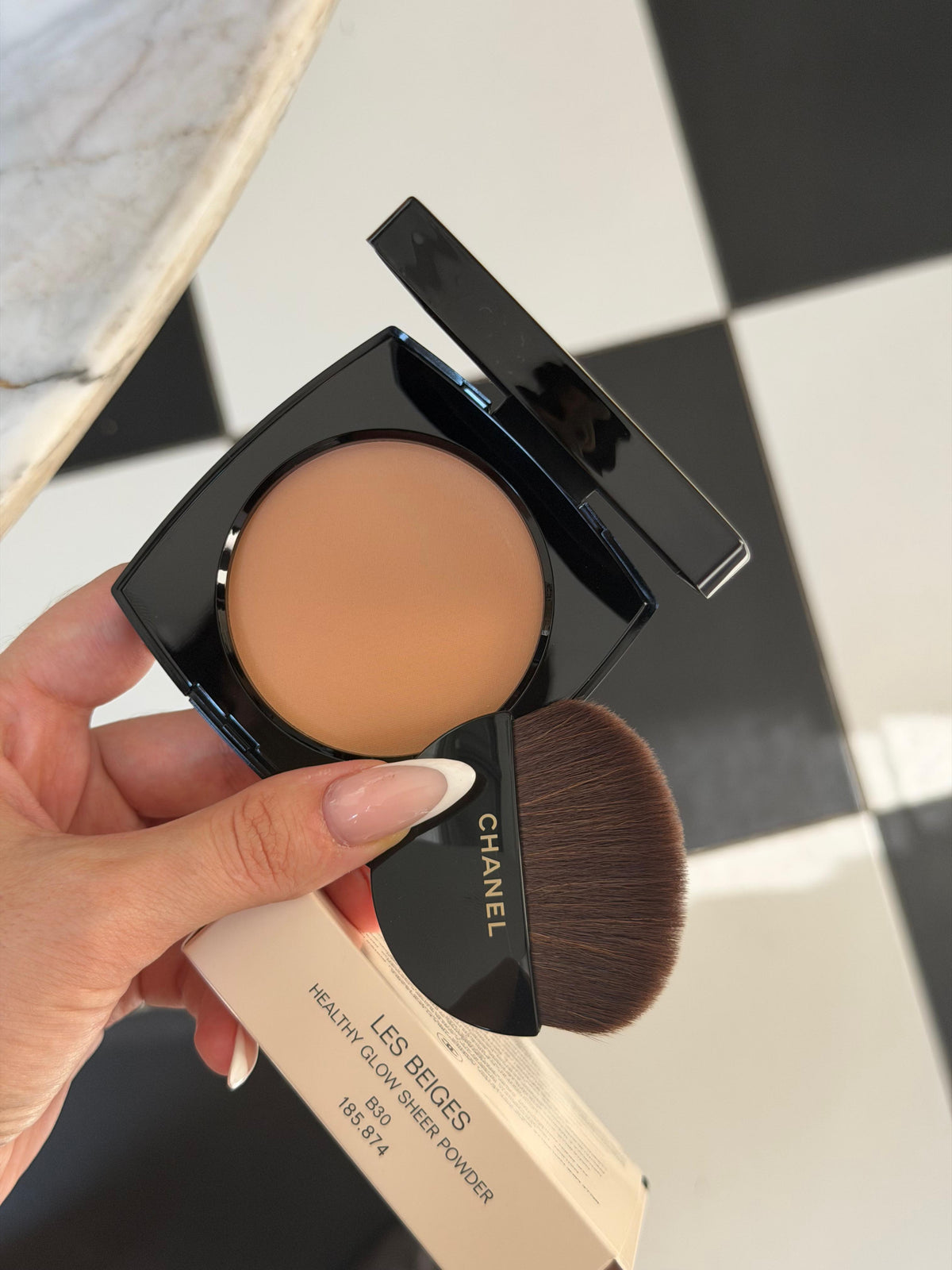 CHANEL Les Beiges
Healthy Glow Sheer Powder (B30)