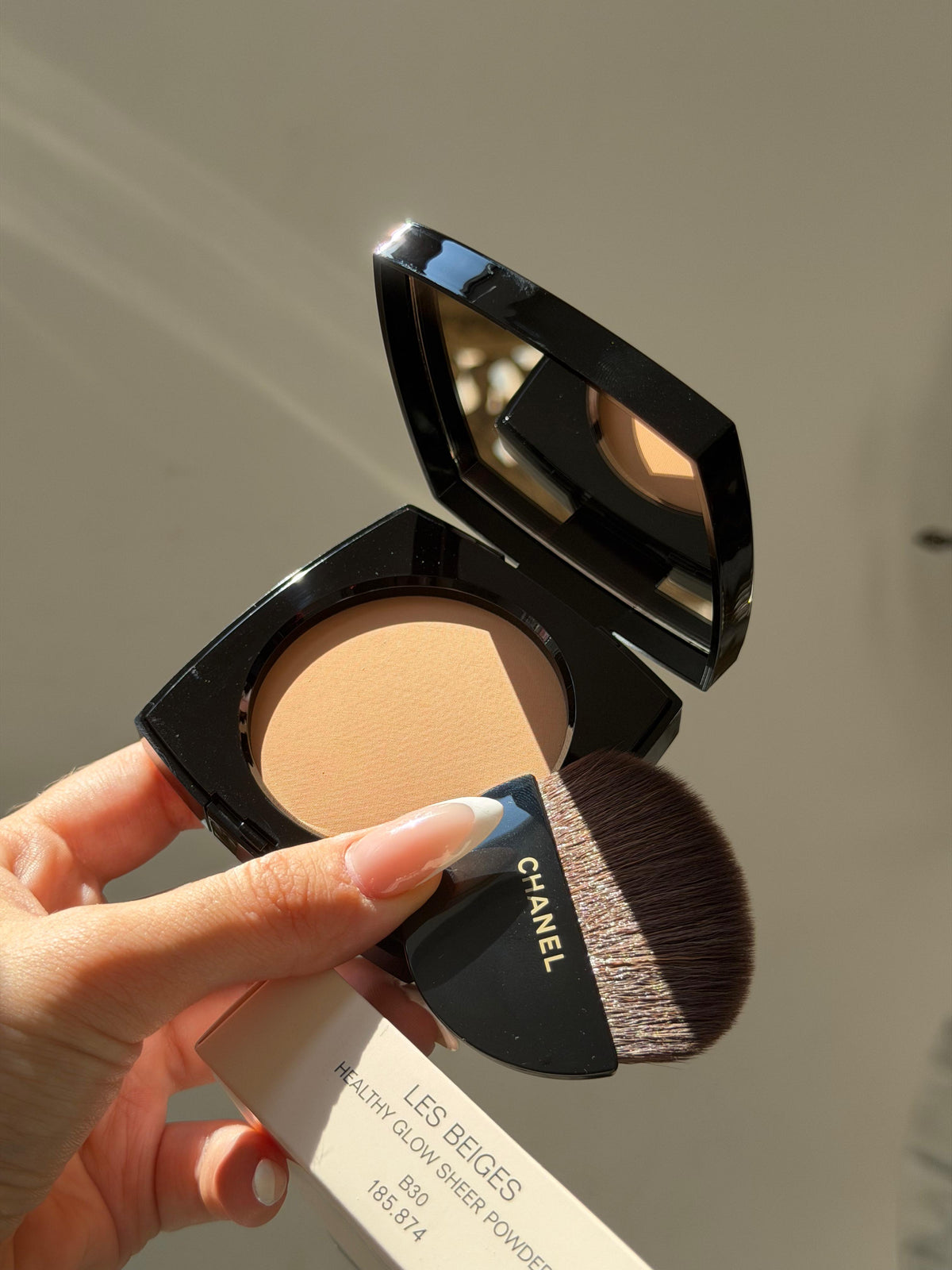 CHANEL Les Beiges
Healthy Glow Sheer Powder (B30)