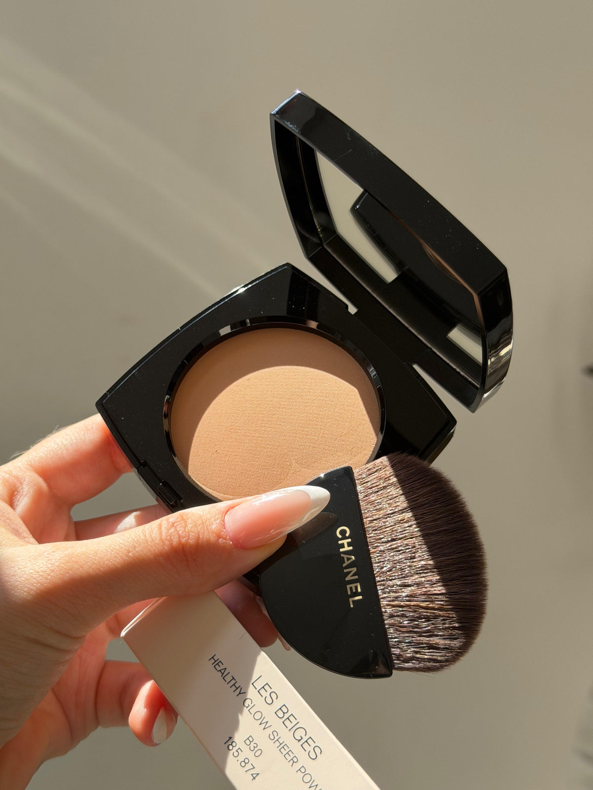 CHANEL Les Beiges
Healthy Glow Sheer Powder (B30)