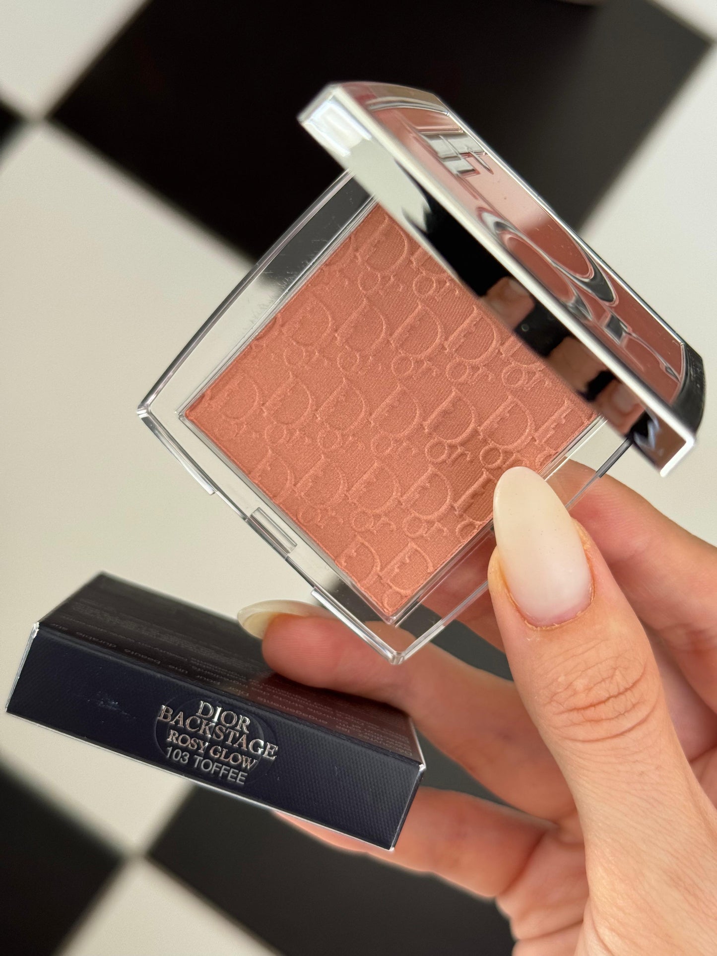 DIOR Backstage Rosy Glow (103)
Powder Blush with pH-Activated Color